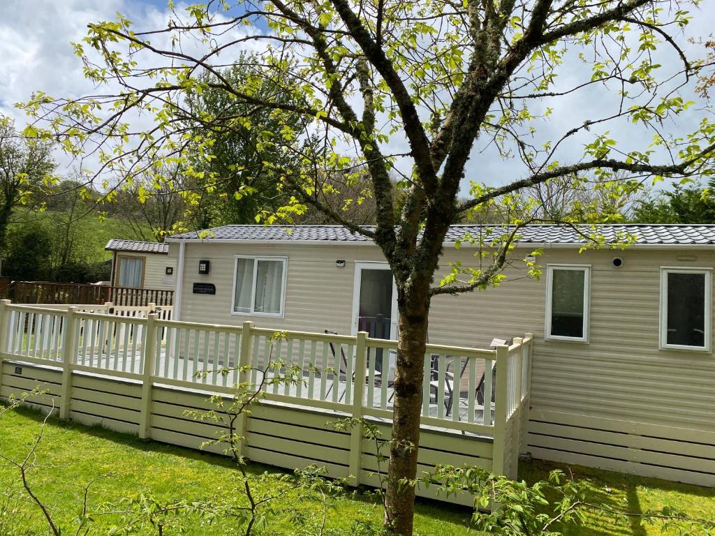 uma casa móvel com uma cerca branca em Delightful Holiday Home at River Valley near Penzance em Penzance