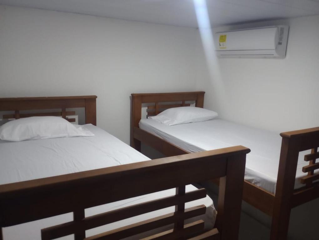 2 Betten in einem Zimmer mit in der Unterkunft Aparta hotel yolivacanza I in Leticia
