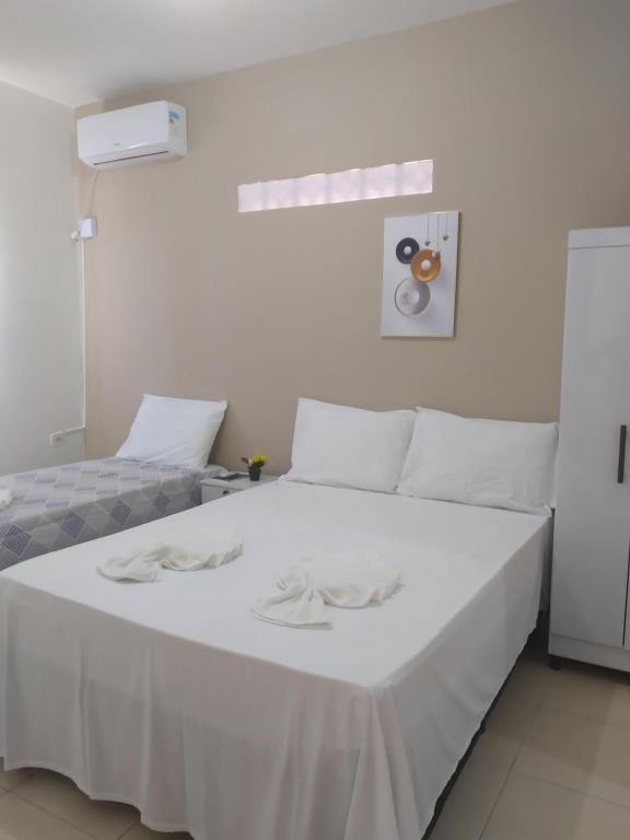 Una cama o camas en una habitación de Costa Suítes