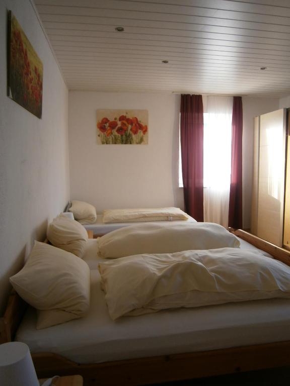 Postel nebo postele na pokoji v ubytování Hotel Strauss