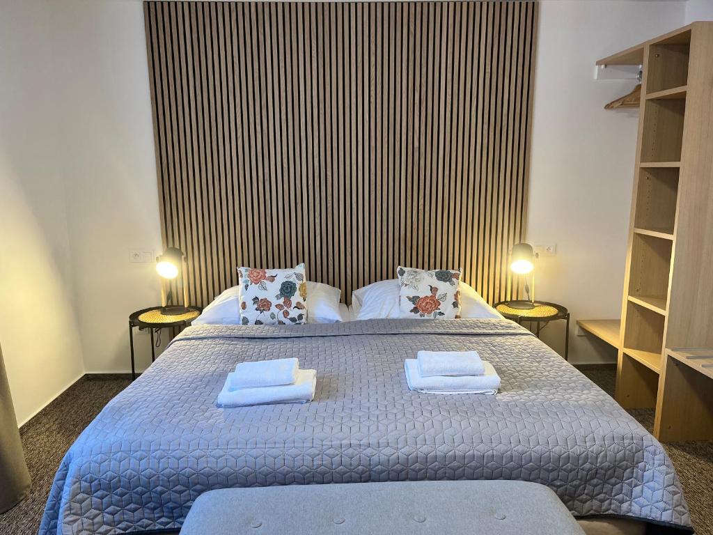 Postel nebo postele na pokoji v ubytování Penzion U Halmů