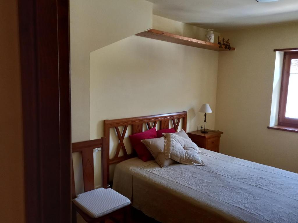 1 dormitorio con cama y ventana en Acogedor Apartamento 2 Habitaciones en Boí, en Bohí