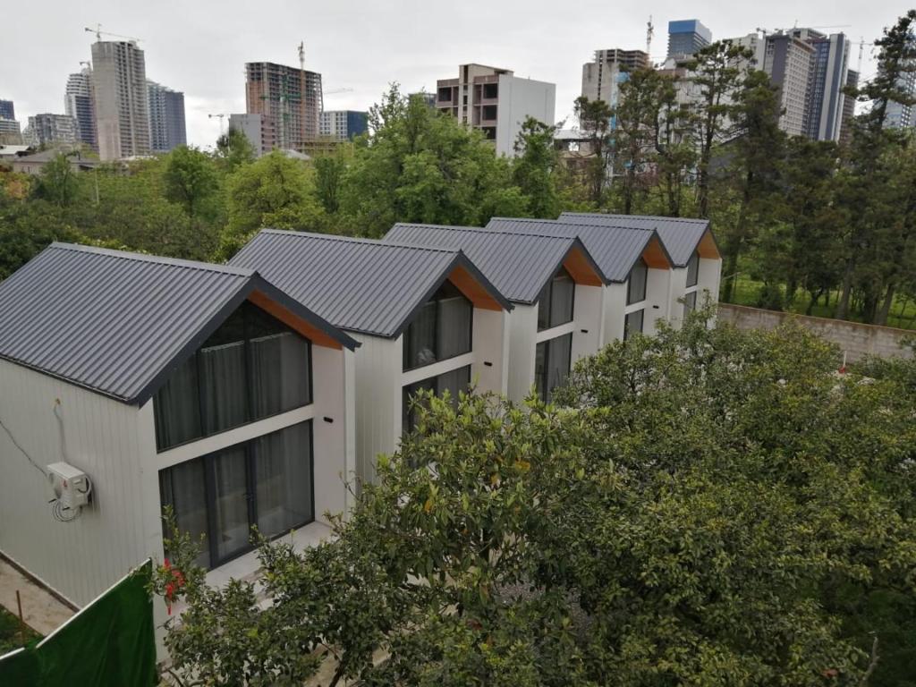 uma fila de casas com painéis solares nos seus telhados em Guest House Koba em Batumi