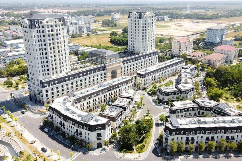 una vista aérea de una ciudad con edificios altos en Happiest Homestay 1 - Manor Crown Hue en Hue
