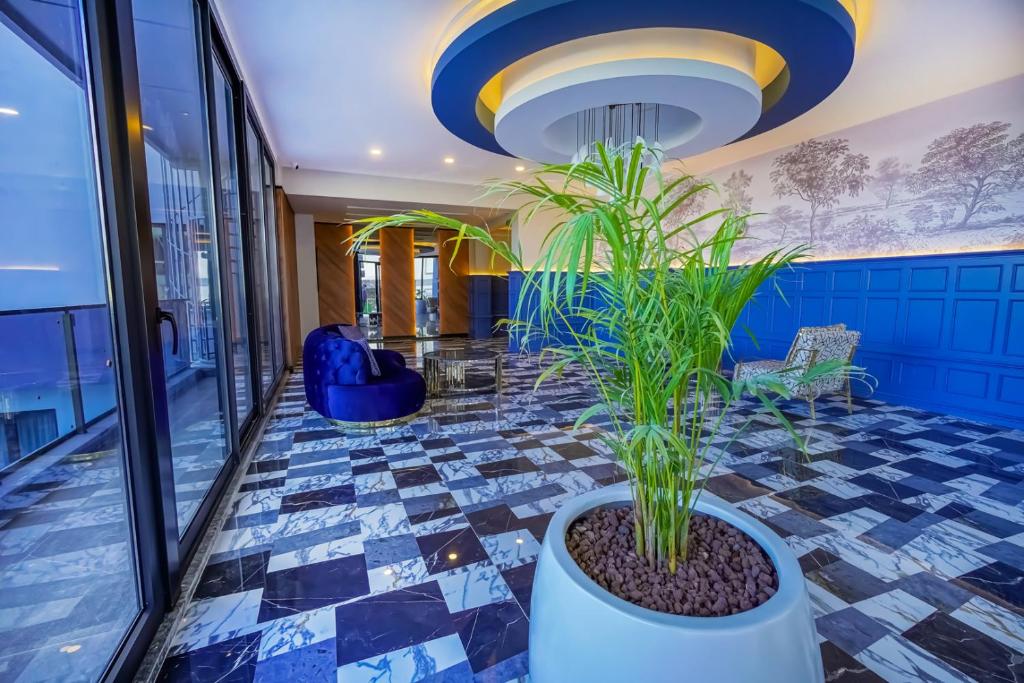 een lobby met een potplant in het midden bij Appartement 1+1 in Alanya in Alanya
