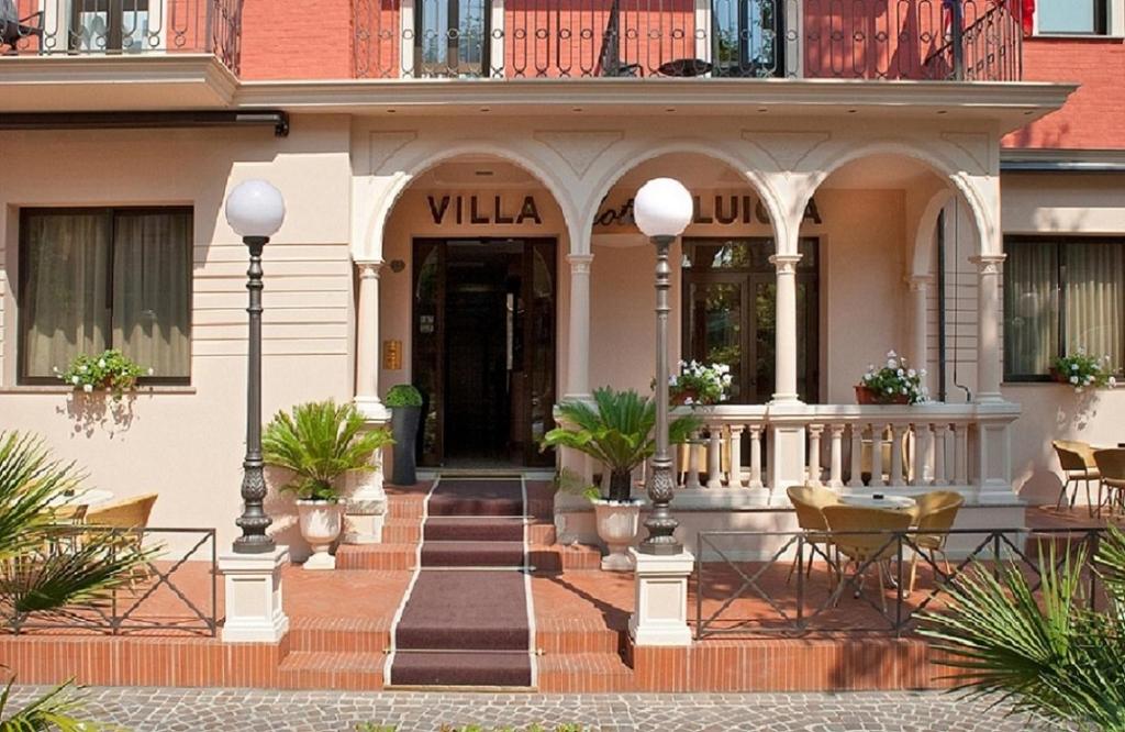 een gevel van een gebouw met een villa bij Hotel Villa Luigia in Rimini