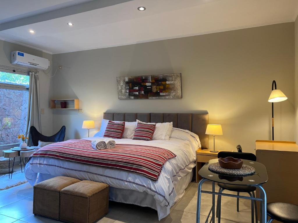 um quarto com uma cama grande num quarto em Los Plátanos cabañas & suites em Moreno