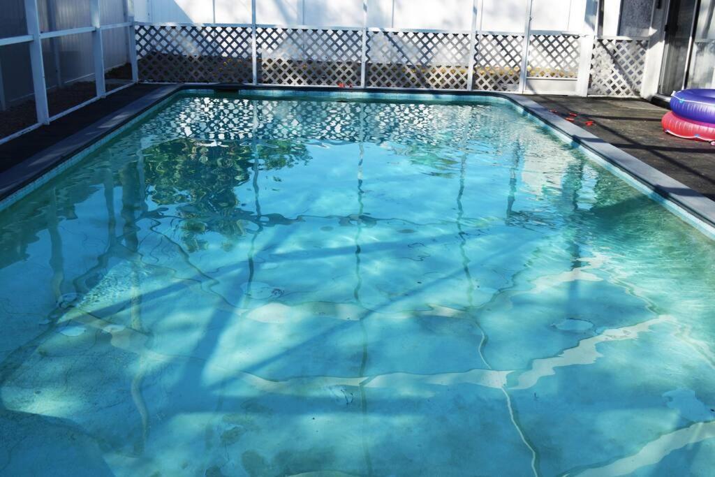 uma piscina com água azul em Tiki bar house with pool -self checkin- em Bradenton