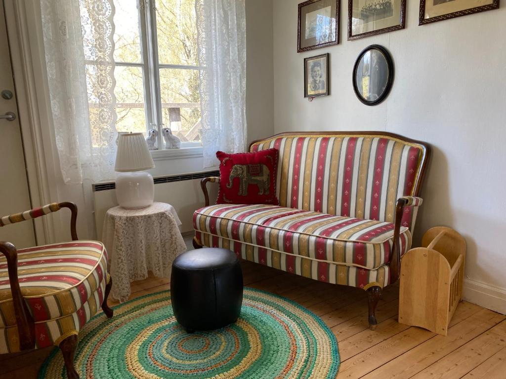 Posezení v ubytování Björsjöås Vildmark - room in the main house