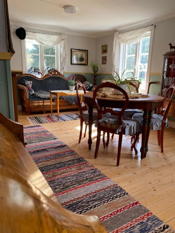 Posezení v ubytování Björsjöås Vildmark - room in the main house