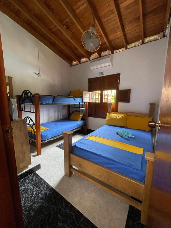 Alojamiento Tellos في سانتا في دي أنتيوكيا: غرفة نوم بسريرين في غرفة