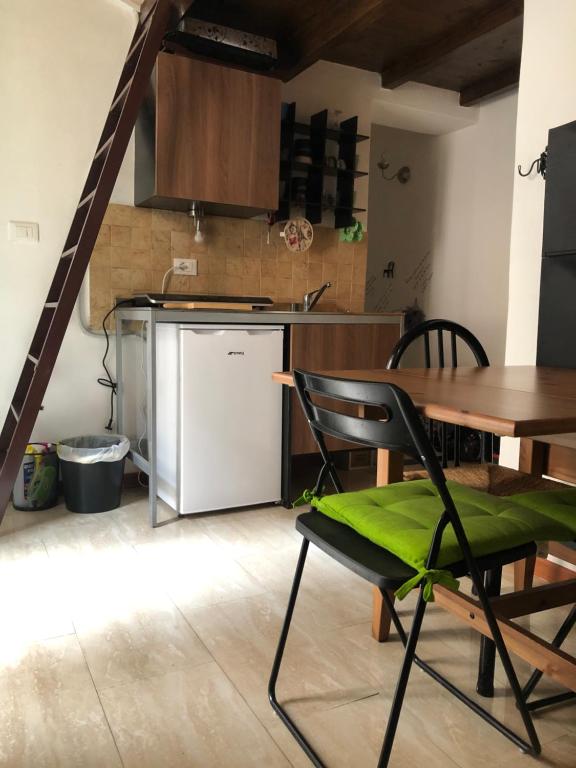 een keuken met een tafel en stoelen in een kamer bij La Petit Maison Elena in Sanremo