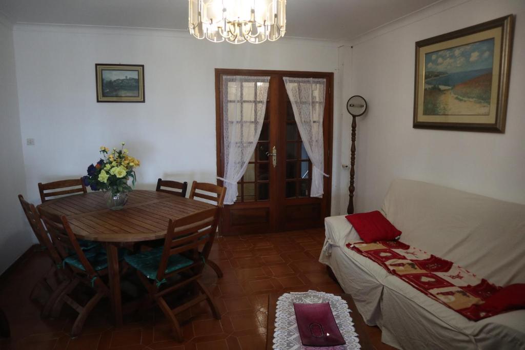ein Wohnzimmer mit einem Tisch und einem Sofa in der Unterkunft Appartement dernier étage vue imprenable sur mer in Bastia
