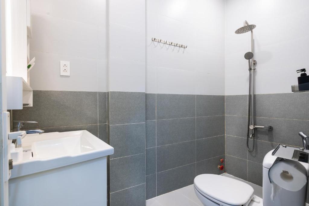 Phòng tắm tại Ekomo Home - Central Saigon