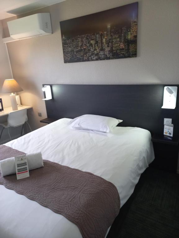 Postel nebo postele na pokoji v ubytování Contact Hôtel ALYS Bourg en Bresse Ekinox Parc Expo