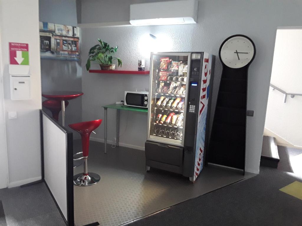 Kuchyň nebo kuchyňský kout v ubytování Contact Hôtel ALYS Bourg en Bresse Ekinox Parc Expo