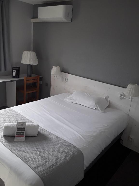 Postel nebo postele na pokoji v ubytování Contact Hôtel ALYS Bourg en Bresse Ekinox Parc Expo
