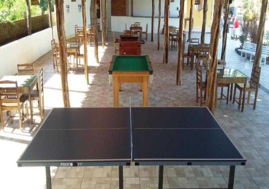 Stolní tenis v ubytování Chalé 15 Porto dos Lençóis nebo okolí