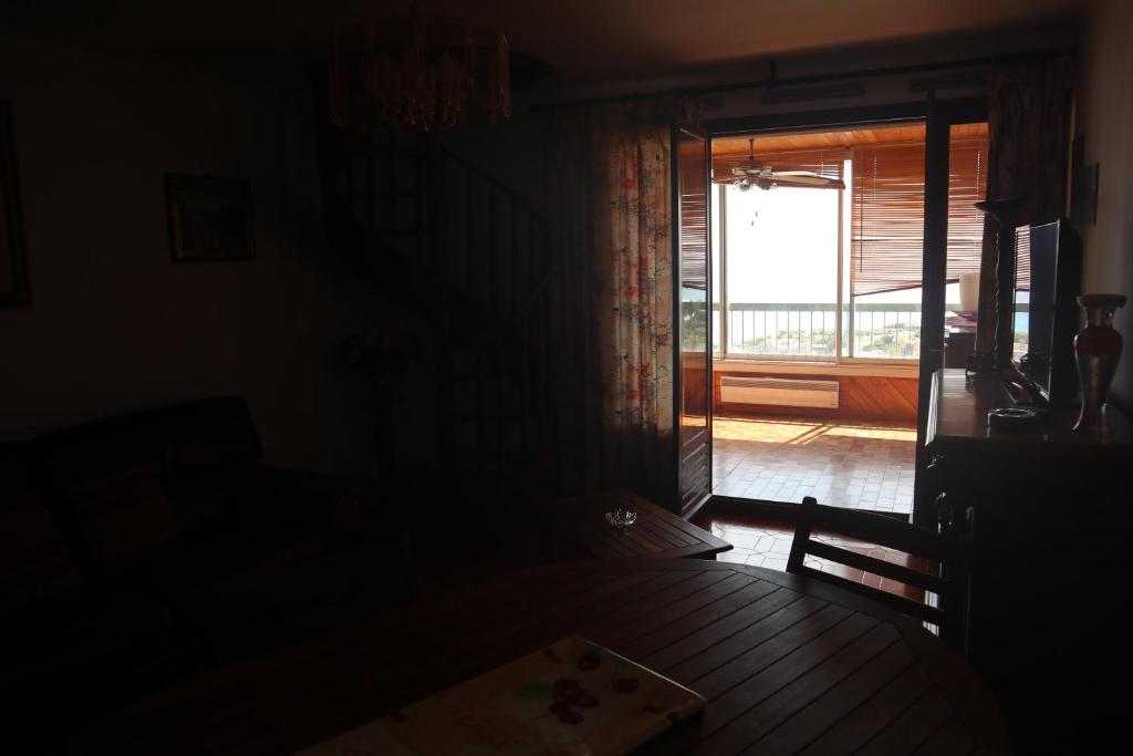 Televízia a/alebo spoločenská miestnosť v ubytovaní Appartement dernier étage vue imprenable sur mer