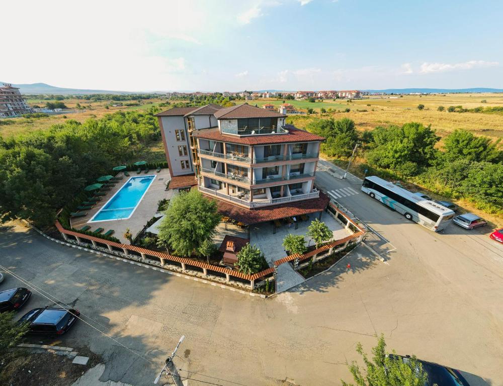 Bazén v ubytování Lecardo Hotel nebo v jeho okolí