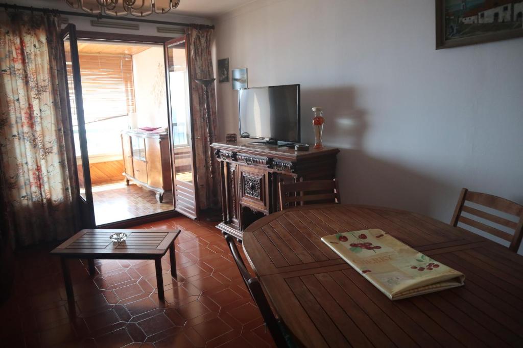 Televízia a/alebo spoločenská miestnosť v ubytovaní Appartement dernier étage vue imprenable sur mer