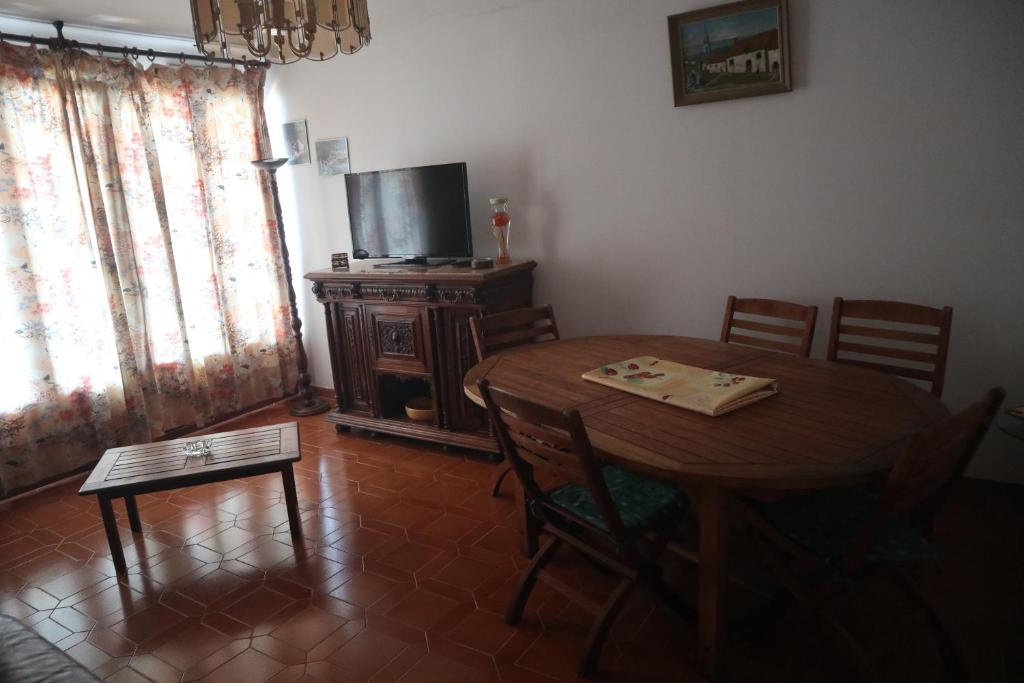 Televízia a/alebo spoločenská miestnosť v ubytovaní Appartement dernier étage vue imprenable sur mer