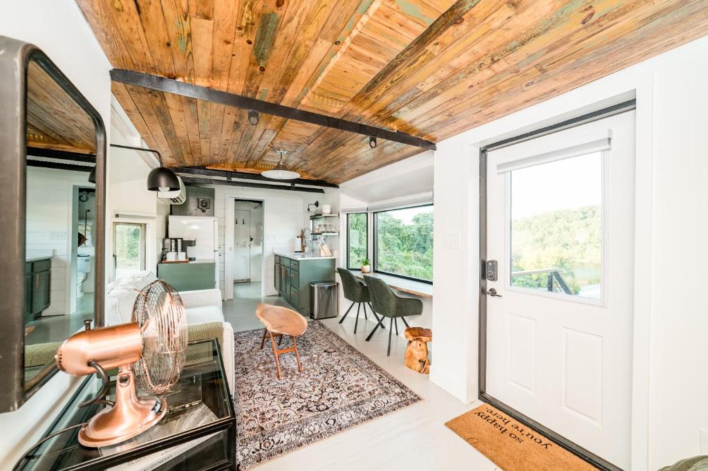 James Station Train Caboose with River Views的休息区
