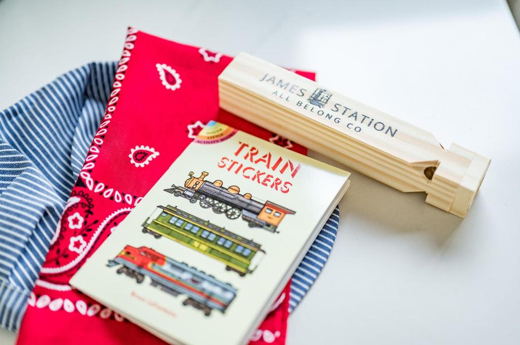 林奇堡James Station Train Caboose with River Views的相册照片