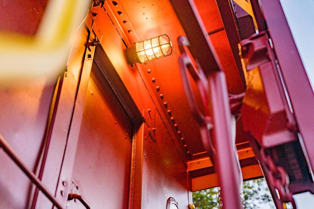 林奇堡James Station Train Caboose with River Views的相册照片
