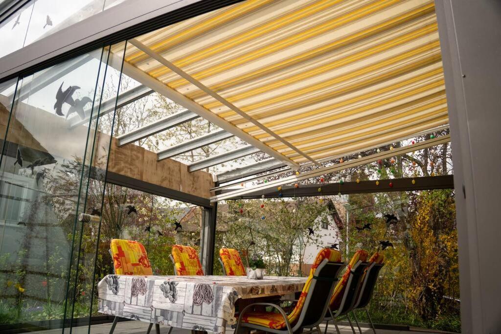 Posezení v ubytování Urlaub mit verglaster Terrasse