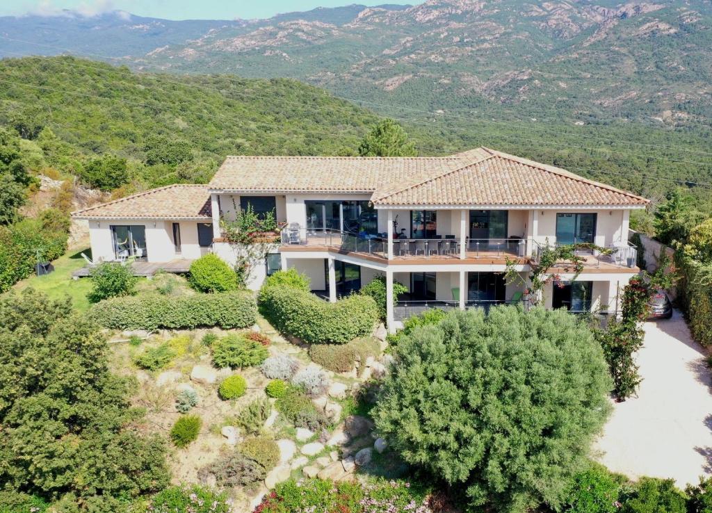 une vue aérienne d'une maison avec un jardin dans l'établissement Villa Maremuntagna Porto Vecchio, à Porto-Vecchio