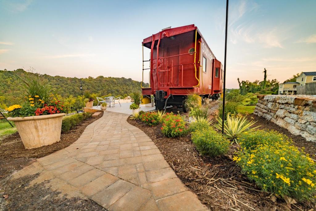 James Station Train Caboose with River Views外面的花园