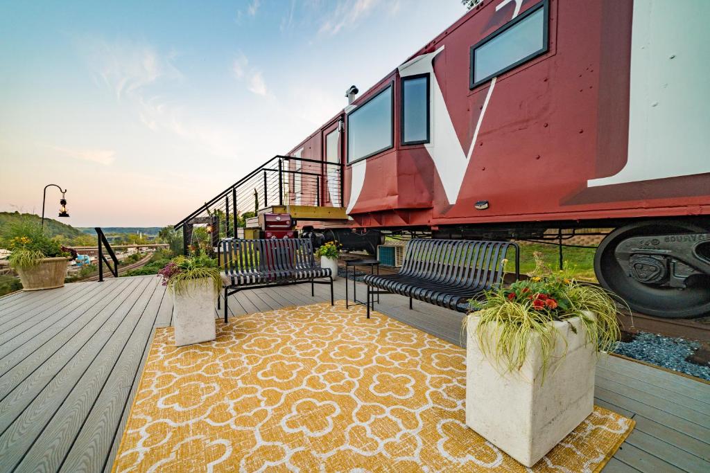 James Station Train Caboose with River Views的阳台或露台