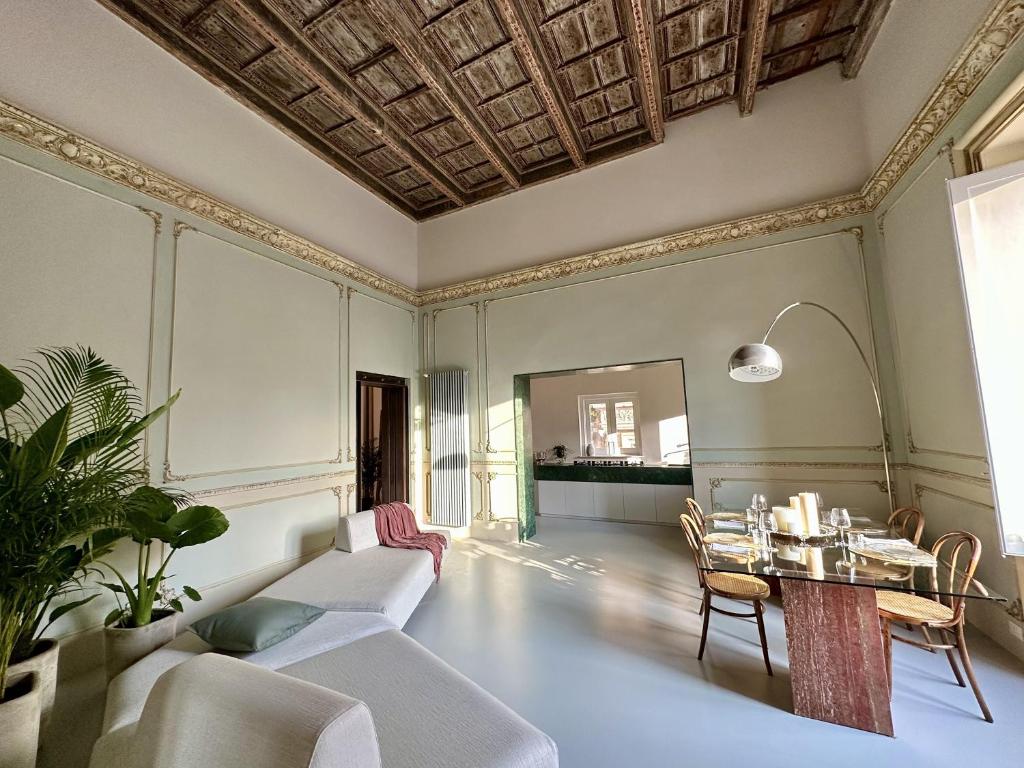 een woonkamer met een bank en een tafel bij Casa Guilla_alla Cattedrale in Palermo
