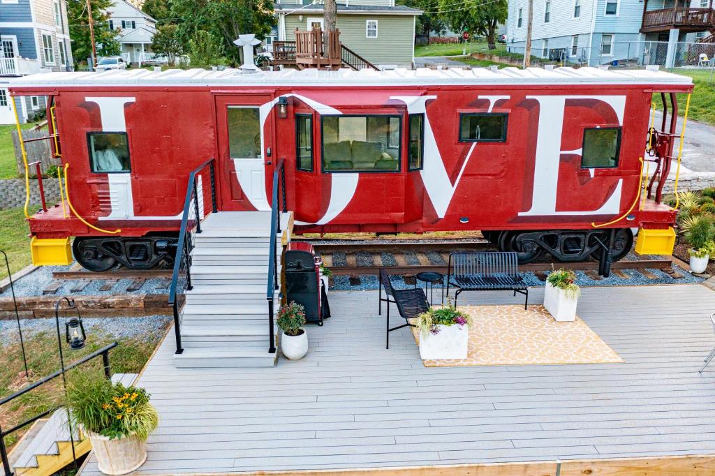 林奇堡James Station Train Caboose with River Views的相册照片