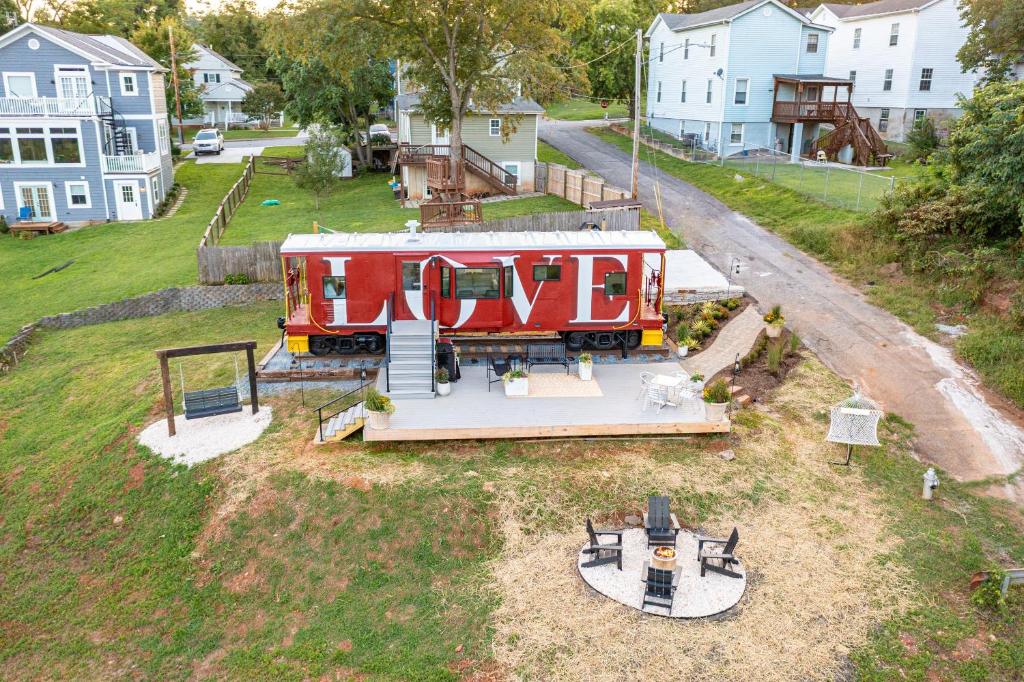 James Station Train Caboose with River Views外面的花园