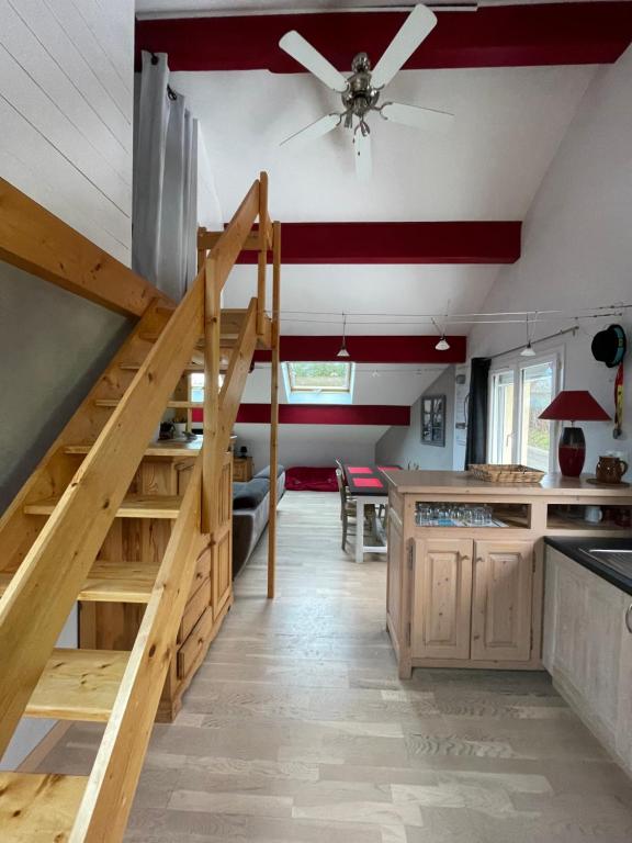 uma cozinha com escadas de madeira e um tecto em loft sur les montagnes em Saint-Michel-de-Chaillol