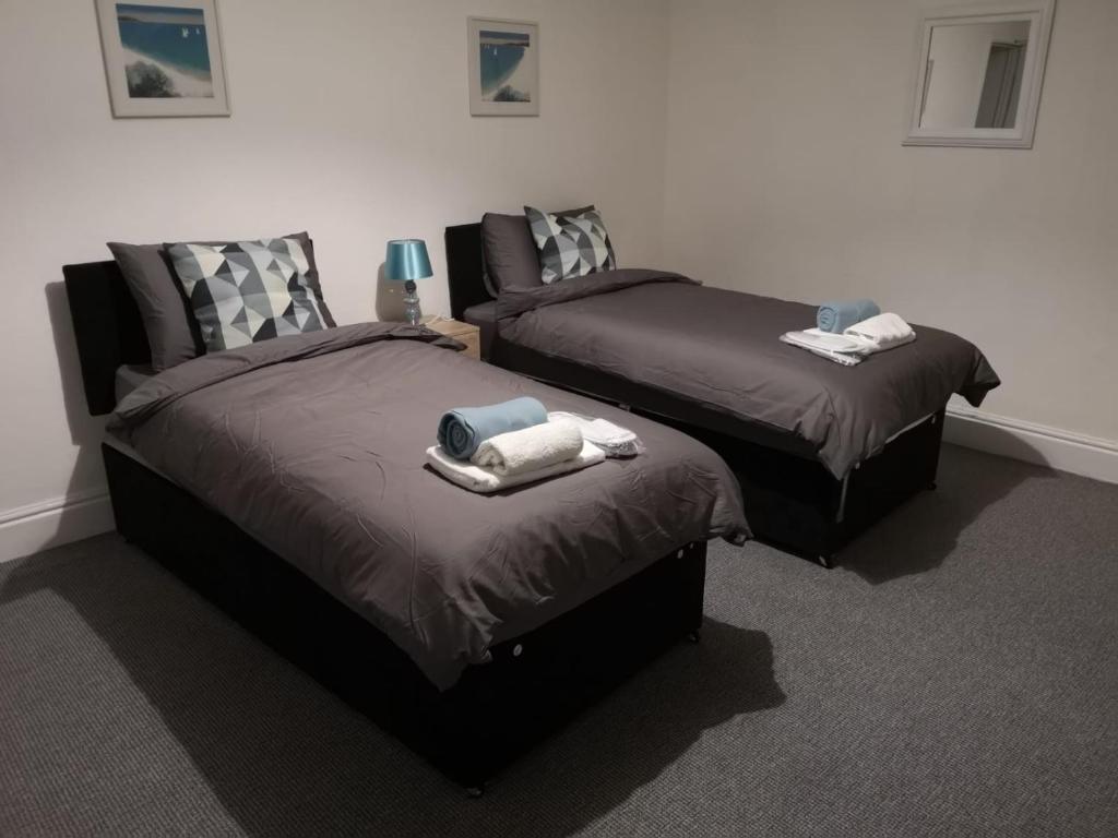 2 nebeneinander sitzende Betten in einem Schlafzimmer in der Unterkunft Sheffield City Suites in Manor