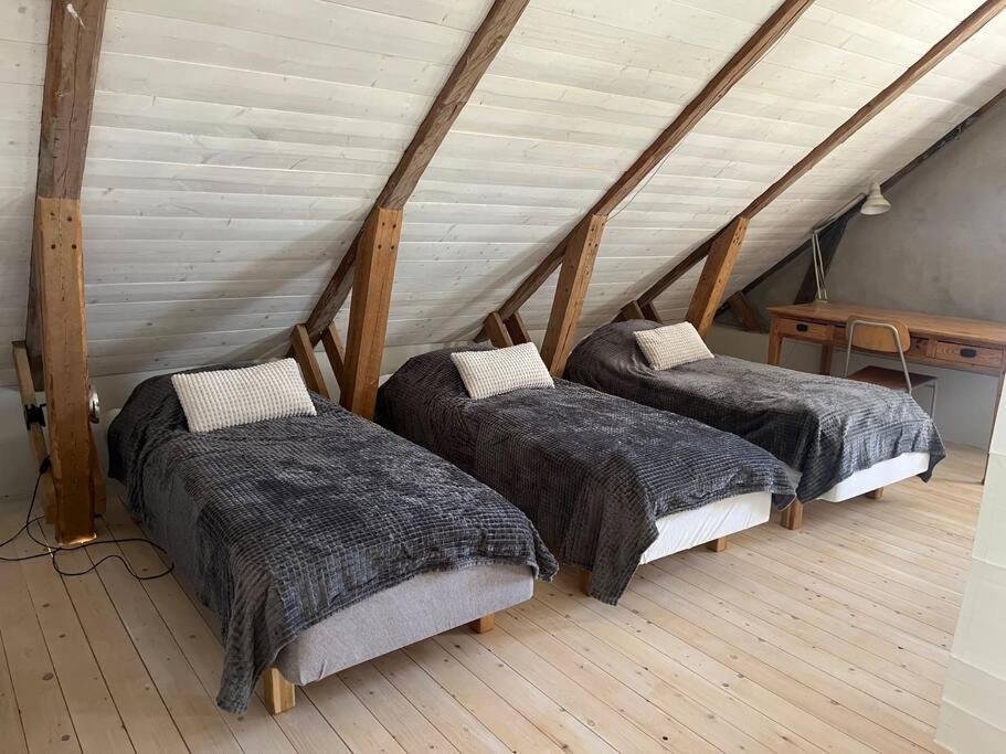 Habitación con 3 camas en un ático en Öja, en Ystad