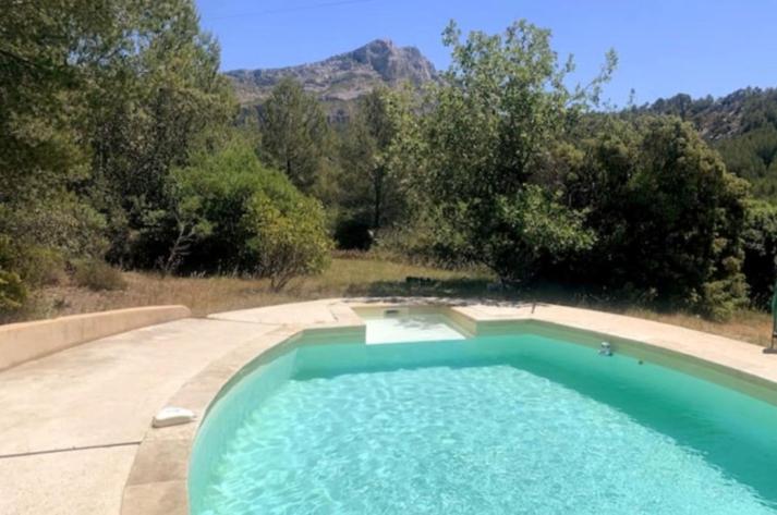 une piscine au milieu d'une cour dans l'établissement Mas Provençal au pied de la sainte Victoire à 8 k d'Aix en provence, à Beaurecueil