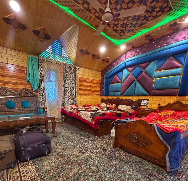 1 dormitorio con 2 camas en una habitación en Heritage Shreen Houseboat, en Srinagar