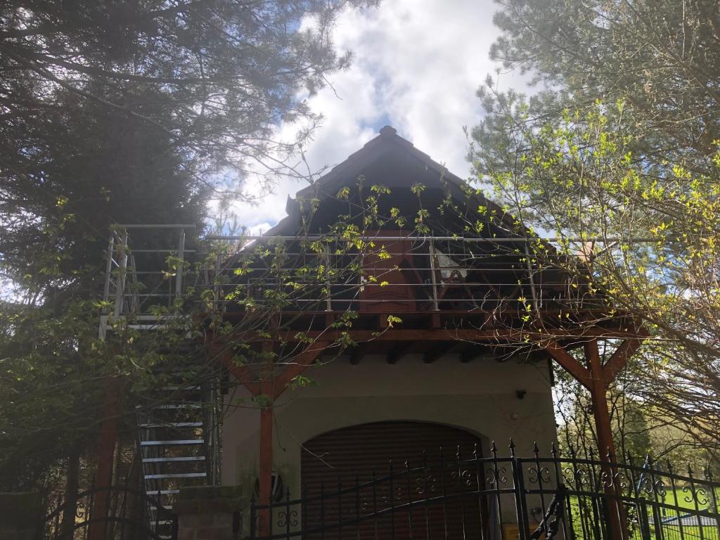 a tree house with a staircase in the middle at Schöne Wohnung mit Kamin in Niechorze