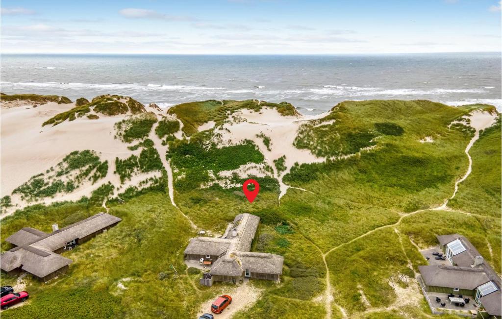 una vista aérea de una playa con una mancha roja en Amazing Home In Hvide Sande With Kitchen en Havrvig