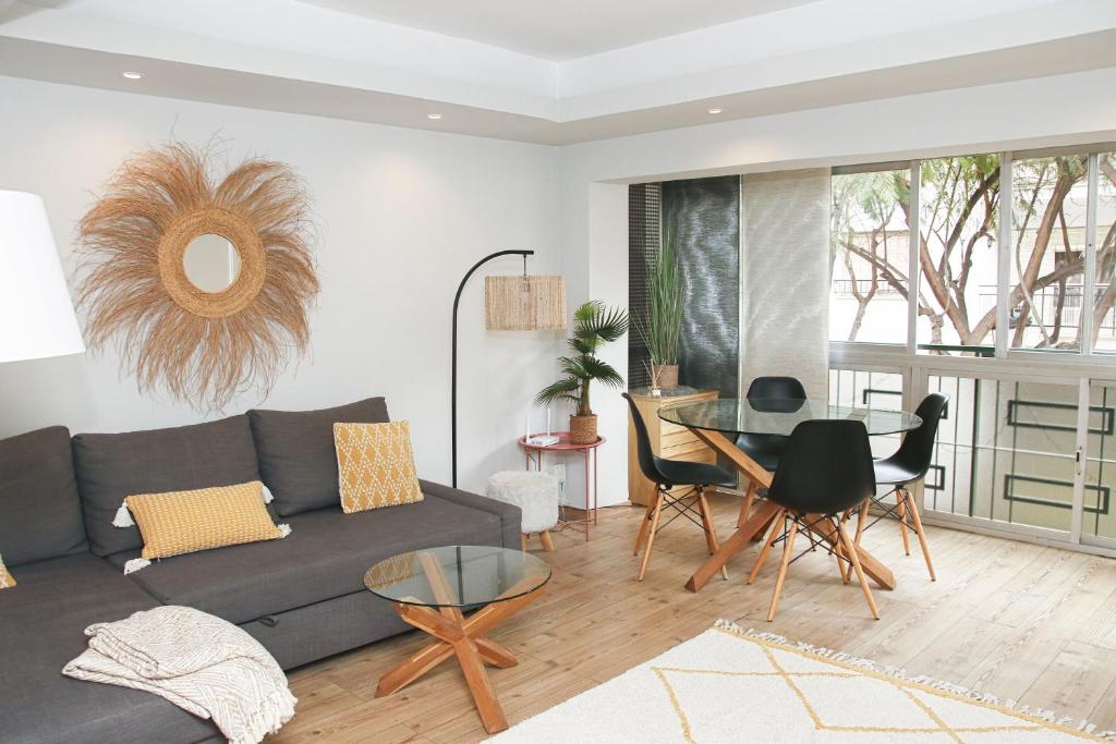 ein Wohnzimmer mit einem Sofa und einem Tisch in der Unterkunft Sunshine Apartment Fuengirola in Fuengirola