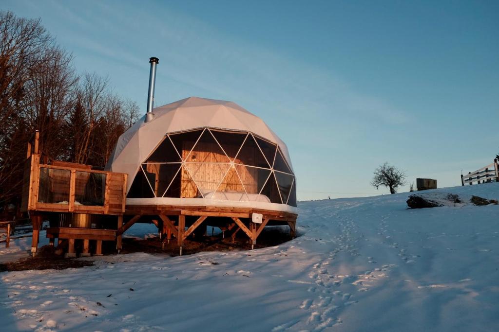 mi-clos - luxury pods with private jacuzzis under vintern