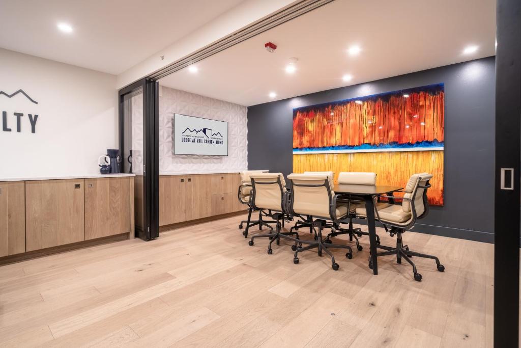 TV a/nebo společenská místnost v ubytování Lodge at Vail Condominiums