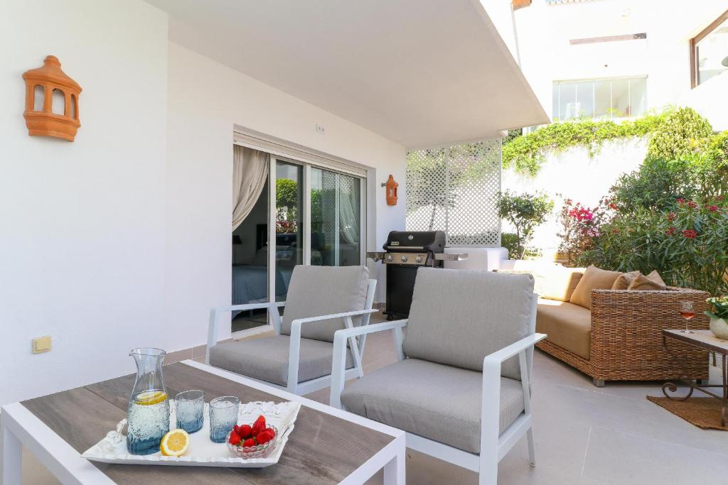 Posezení v ubytování Los Monteros Palm Beach - ground floor apartment