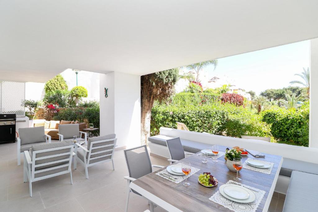 Zahrada ubytování Los Monteros Palm Beach - ground floor apartment