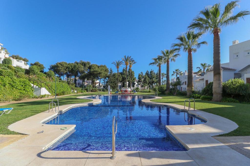 Bazén v ubytování Los Monteros Palm Beach - ground floor apartment nebo v jeho okolí