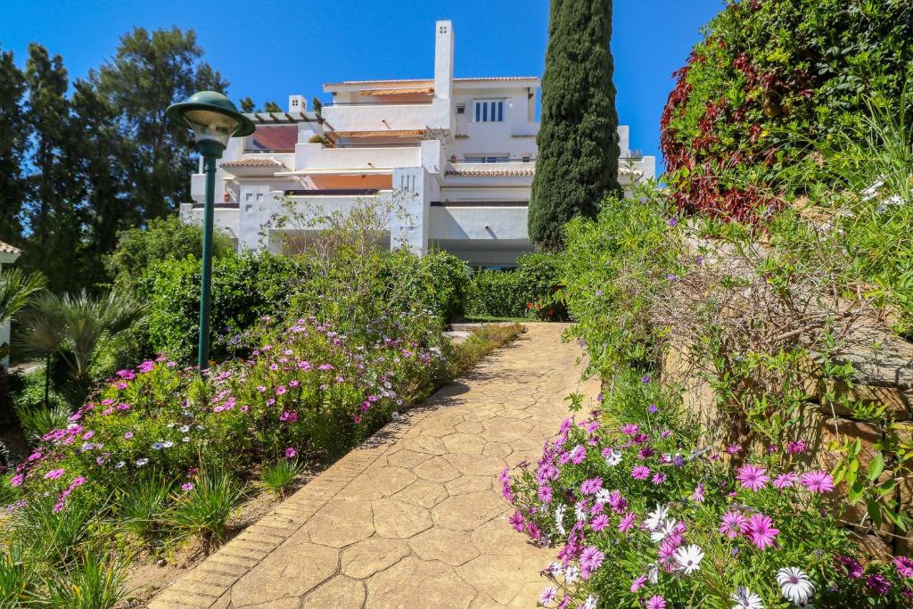 Zahrada ubytování Los Monteros Palm Beach - ground floor apartment